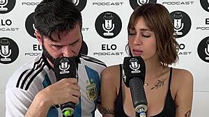 Asi le gusta que le chupen los pezones