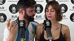 Asi le gusta que le chupen los pezones