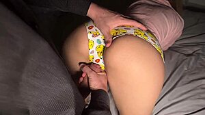 Esposa do chefe, quer ficar suculenta com esfregação acidental e pervertida na bunda?