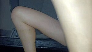 Esposa com bunda na janela recebe gozadas de estranhos