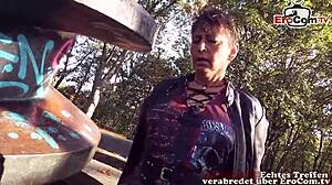 Deutsche Alte Hausfrau Im Park Abgeschleppt Und Outdoor Gefickt!