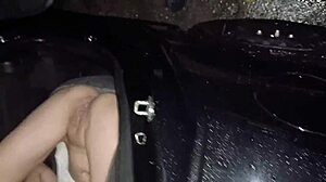 Esposa com bunda na janela recebe gozadas de estranhos