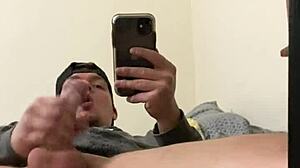 Sexy frat kluk Joshuaaalewisss hladí monster ptáka v zrcadle, stříká všude