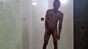 metidinha de baixo do chuveiro com a pretinha tesuda