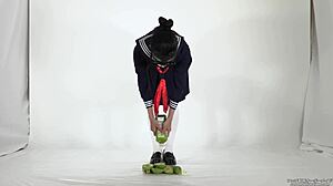 Маньяк исследует фетиш с едой и чулками в Японии