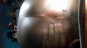 Yo Metiendo Me El Dedo Mientras Mi Mam� Chupa Al Otro Lado En Esta Orgy Gay Oral