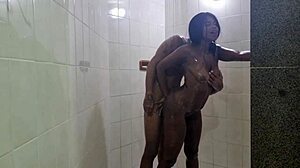 metidinha de baixo do chuveiro com a pretinha tesuda