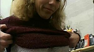 Blond najstnica 18+ z majhnimi 18+ joškami čuti ekstremno osamljenost v službi