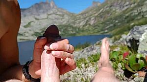 Pipe publique au lac de montagne, avale le sperme