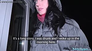 Public Agent oferuje kasę na ulicy za ssanie i pieprzenie grubego kutasa na zewnątrz