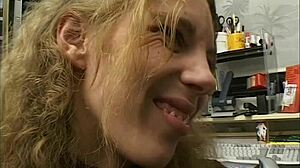 Blond najstnica 18+ z majhnimi 18+ joškami čuti ekstremno osamljenost v službi