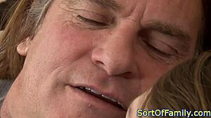 Млада заварена дъщеря язди курата на татко анално