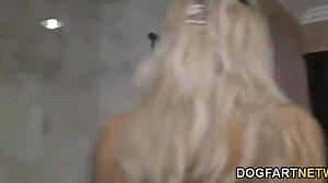 Nina Elle se spopade s črnci v divji skupinski akciji. Sperma povsod!