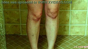 Seksi esmer model soyunup duş alıyor, ateşli gösteri için