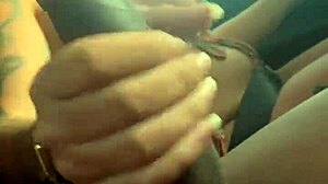 puta habilidosa chupa pau e tira leite enquanto dirige