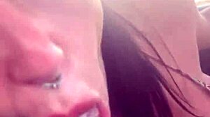 puta habilidosa chupa pau e tira leite enquanto dirige