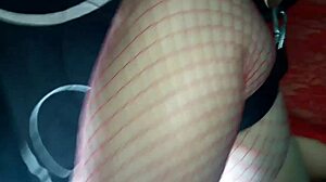 la amarro y me la cojo con medias de red