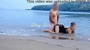 Amatérska ázijská tínedžerka 18+ jazdi cowgirl štýlom na verejnej pláži sex dobrodružstvo.