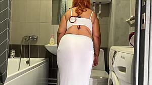 This mature milf prepares her backside for action