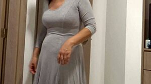 Cosa nasconde l'aspetto da vacanza al mare della mamma matura pelosa? Parte 2