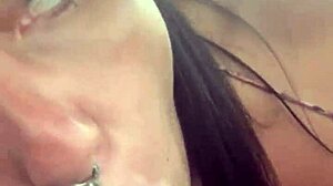 puta habilidosa chupa pau e tira leite enquanto dirige