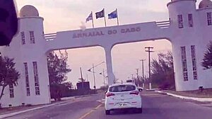 puta habilidosa chupa pau e tira leite enquanto dirige