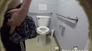 情侣在公共厕所被抓到狂野做爱