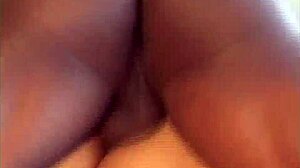 黒人スラットが大きなチンチンをタイトアナルで欲しがって、アナルアクションで興奮！