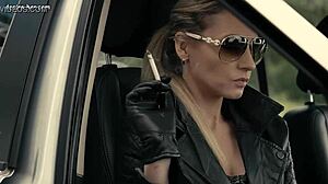 Arabada muhabbetten sikişe