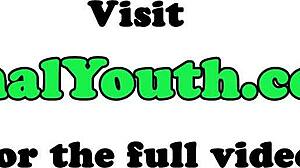 ¡Oye, mira a esta jovencita de 18+ tomarlo profundo por atrás!