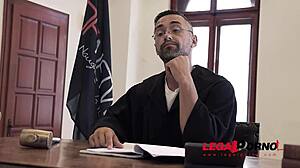 sexy advokat Helena Valentine stenger DP-avtale i retten med het babe Aisha