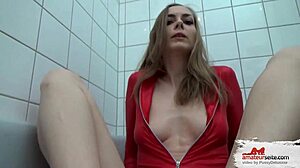 Feuchter footjob with blonde amateurs and toys in high definition