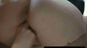 Κακός σκηνοθέτης κυριαρχεί στην αθώα κοκκινομάλλα Penny Pax και Helena Locke