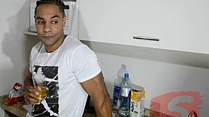 Enquanto Minha Esposa Tirava um Sono Comi o Cuzinho da Amiga Dela na Sala 😏