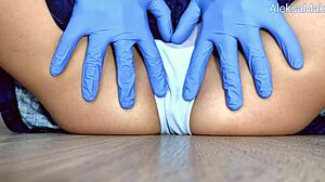 Sunt atât de excitată privind această doctor latină atingându-se de aproape în detaliu extrem