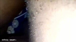 Dona de casa ebony peluda provoca creampie molhado na cama apertada