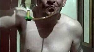 Fodr pikken til mig, din genert nakne biseksuelle amatør i ydmygelsesscene!