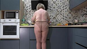 Pragniesz śniadania? Wybierz mnie czy jajka, krągła żona drażni się w nylonowych rajstopach. Busty milf z wielkim tyłkiem kradnie scenę w kuchni!