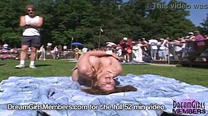 Trasúci sa zadok a roztiahnutá pička na Nudes a Poppin pláži