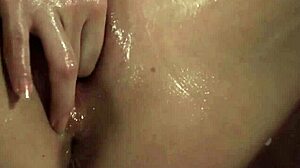 Uhh stor tits tjej oljar in sig och onanerar hårt.