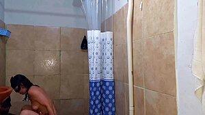 marido encontra gostosa no banho e enfia vara.