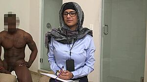 वाऊ, मिया खलीफा की हिलेरियस हैंडजॉब ब्लूपर्स टोनी रुबिनो के साथ!