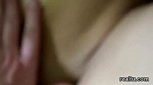 Kaunis tšekki kissa houkutellaan ostoskeskuksessa ja tökätään POV:ssa