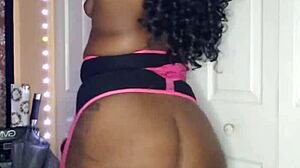 Naejae Shows Her Ass Off