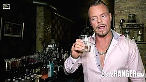 Hey, willst du sehen, wie die deutsche Silikon-MILF Julia Exclusiv von einem weißen Bullen in einer öffentlichen Bar gefickt wird?