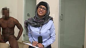 वाऊ, मिया खलीफा की हिलेरियस हैंडजॉब ब्लूपर्स टोनी रुबिनो के साथ!