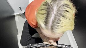 Mötte en söt tjej med glasögon på allmän toalett. Slutade i grov doggystyle för pengar