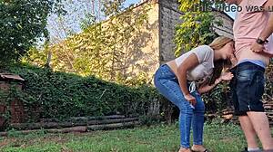 mi vecina me chupa la pija en mi terreno, es una milf con gran culo