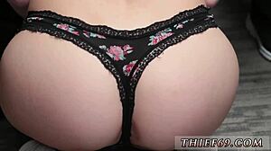 Eu Sou a Chefe Dedilhando Cu de Jovem Adulta 18+ com Strap-On