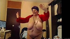 Ladieserotic amatør laver forførende dans på webcam i høj opløsning